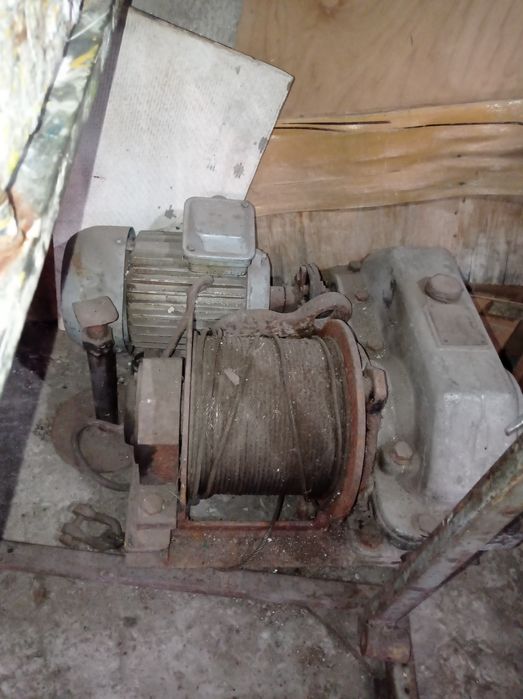 Лебедка электрическая . Двигатель 1,5 кВт.
