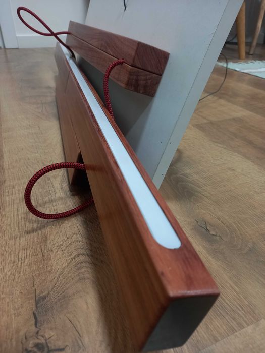 Candeeiro de teto a leds de madeira exótica.