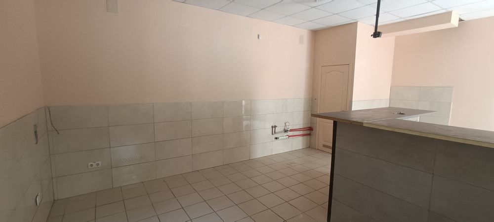 Продам комерційне приміщення  Радужний від власника