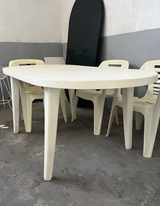 Conjunto mesa e cadeiras