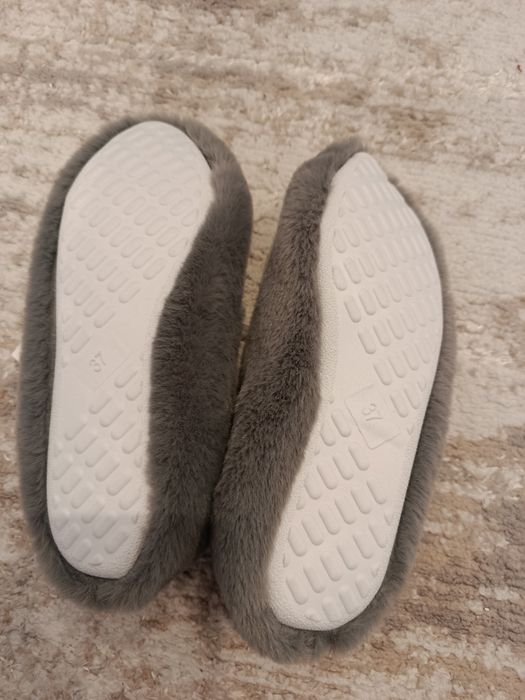 Nowe kapcie damskie w rozmiarze 37