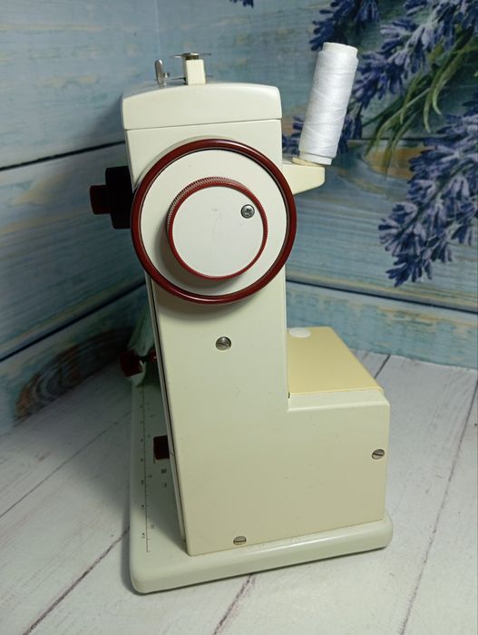 Швейная машинка с педалью Bernina708