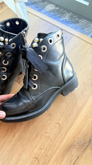 Botas pretas em pele com pérolas