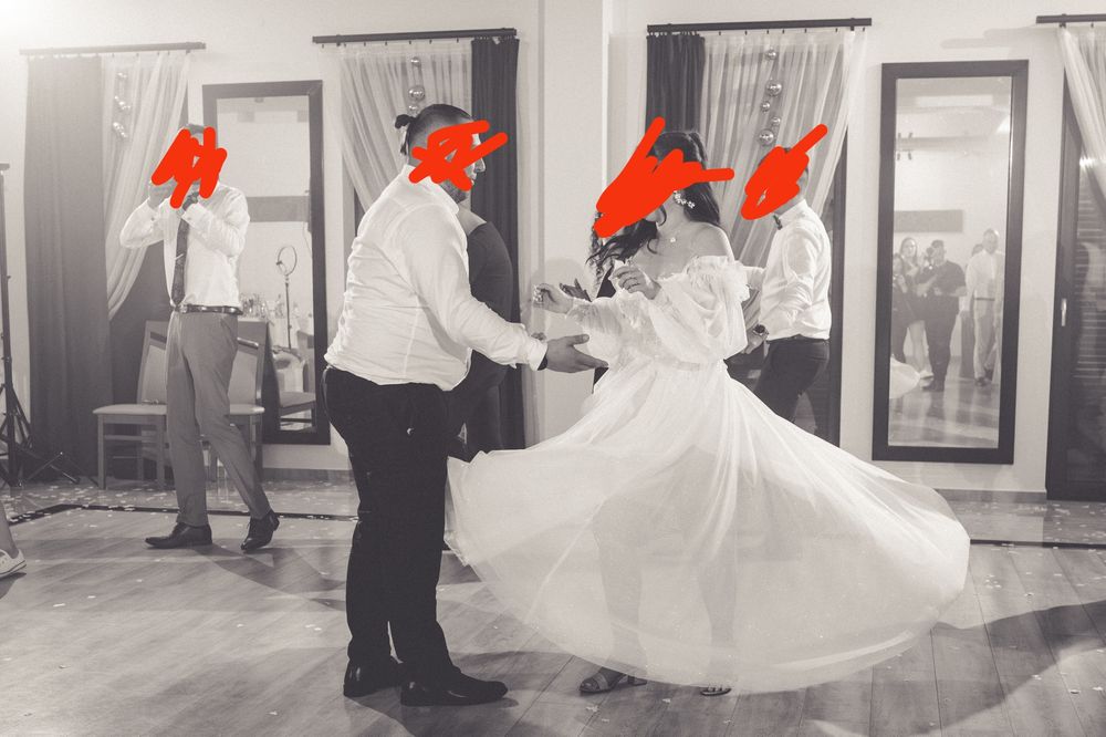 Błyszcząca suknia ślubna z rękawami