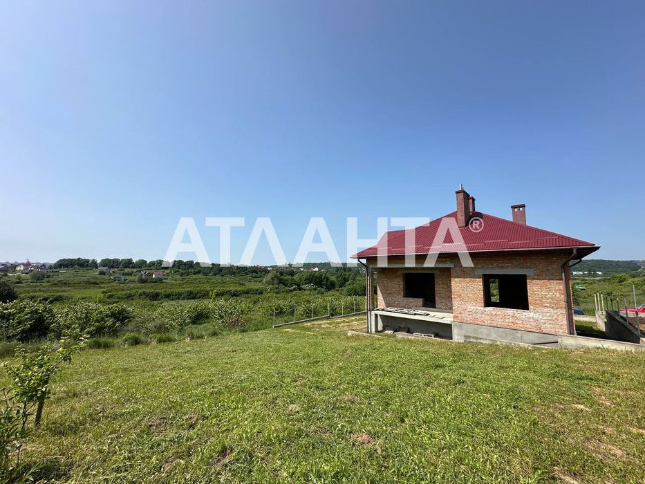 Прода окремостоячого будинку у с. Малехів на пагорбі