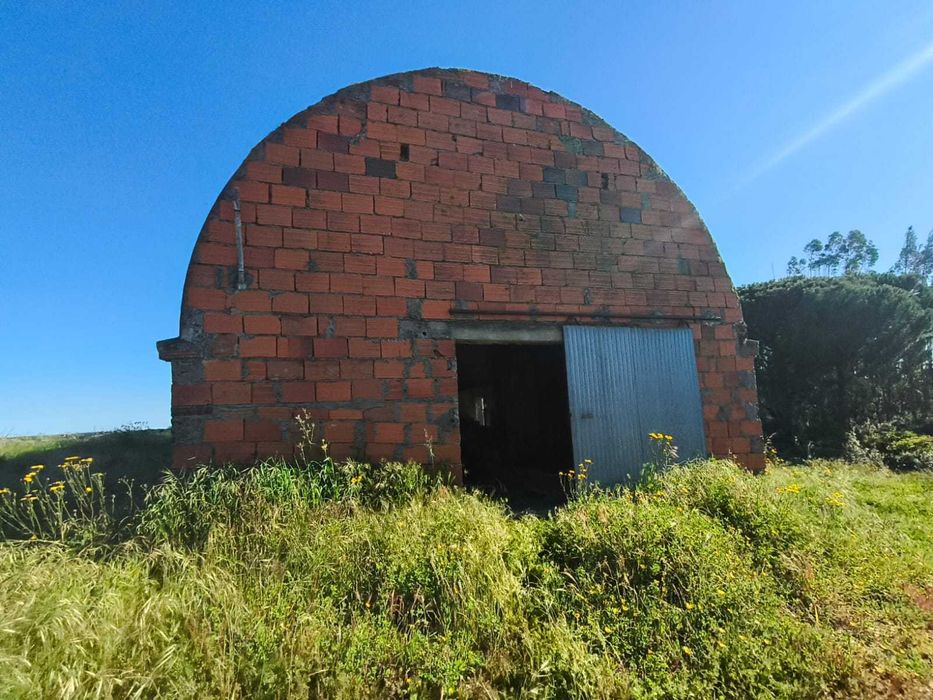 Terreno com Armazém Canha