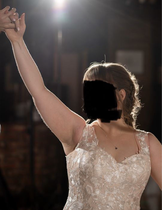 Suknia ślubna z gorsetem w literę A