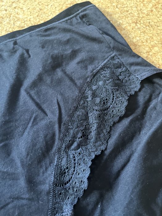 Cueca Sloggi preta com renda L