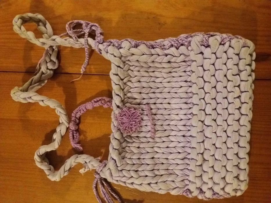 Bolsa lilás em ráfia
