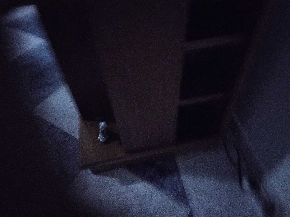 Mesa tv em pinho mel com tampo de vidro grosso e 4 suportes prateados
