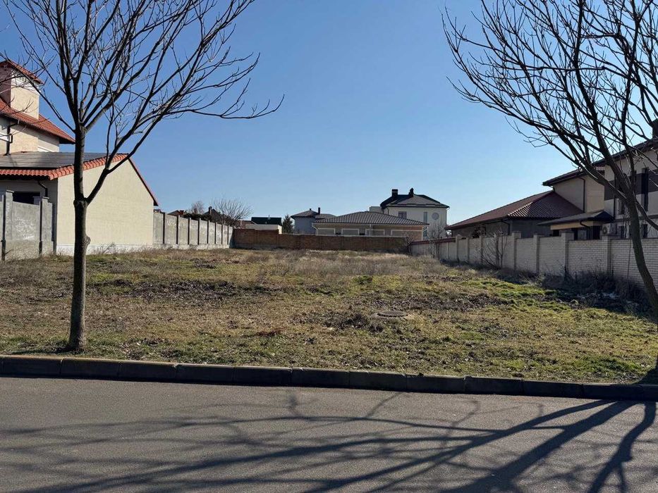 Участок на застроенной улице в Совиньоне