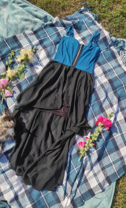 Асиметрична сукня з шлейфом