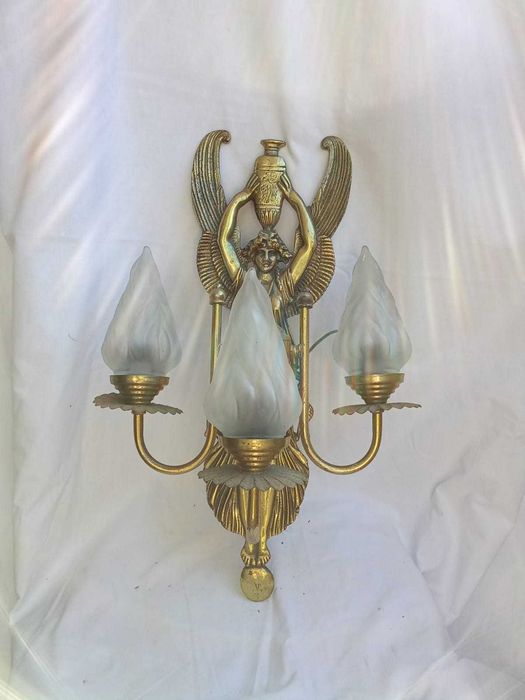 Par de Apliques de Parede em Latão Dourado — Estilo Império, com Tulipas de Vidro