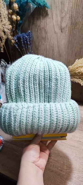 Тепла жіноча шапка м'ятного кольору