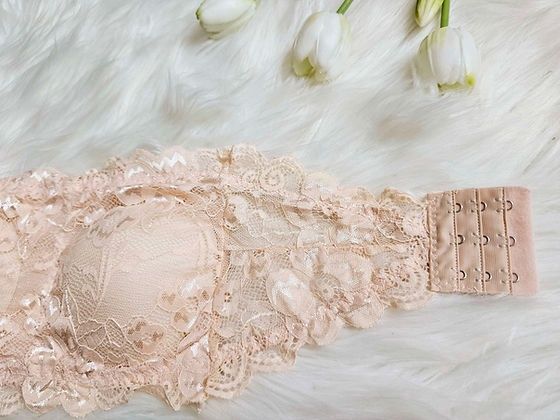 Koronkowy bralet bez ramiączek