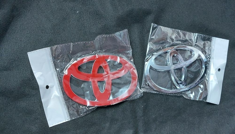 Эмблема Toyota на багажник,зачок Тойота на решетку,багажник, ляду