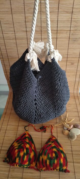Bolsa, biquíni em crochê e acessórios.