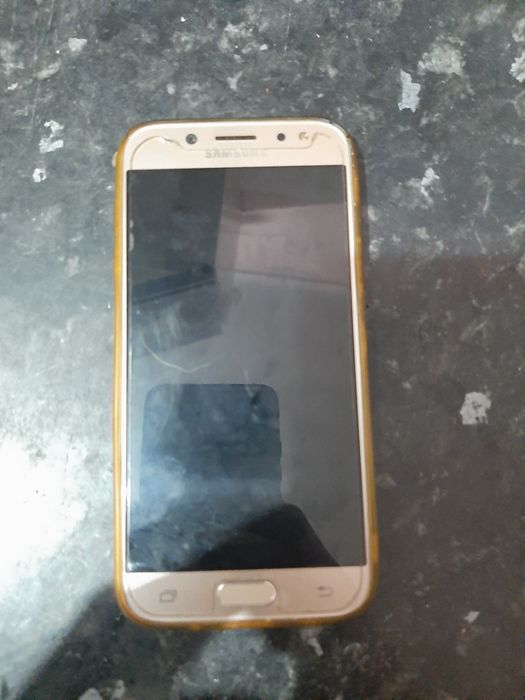 Vendo telemóvel Samsung galaxy j5 2017 para peças ou quem saiba arranj
