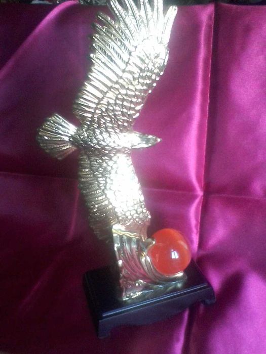 Сувенір Орел з напів коштовним каменем-шаром