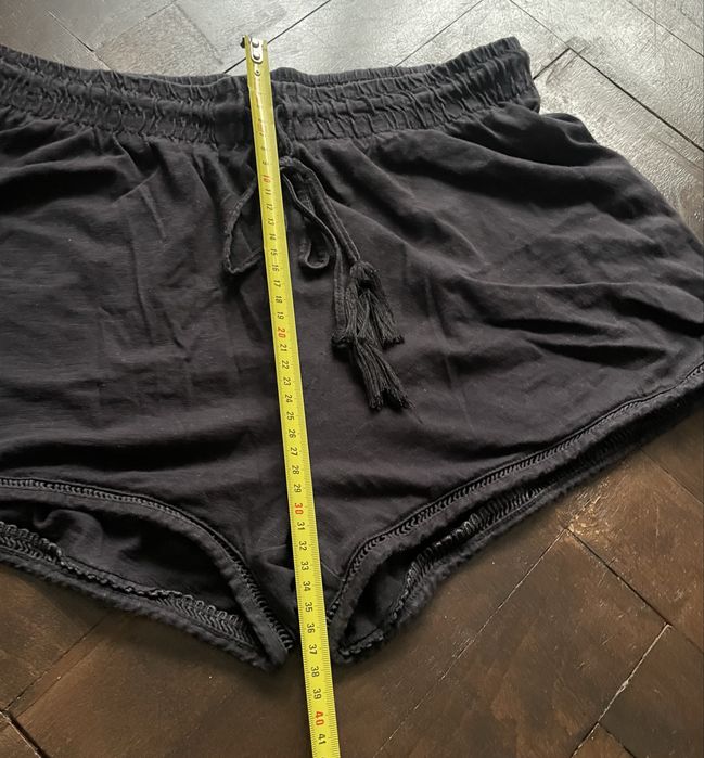 Krótkie spodenki z wysokim stanem na gumkę.