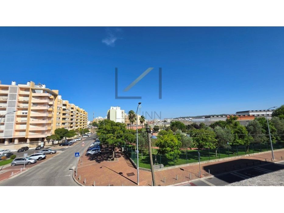 T2 Amadora - elevador junto ao metro
