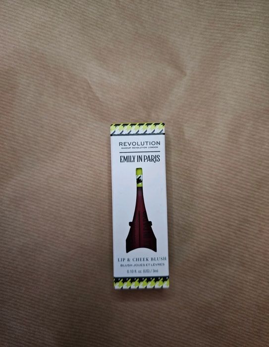 Batom e blush da Revolution (Emily in Paris)