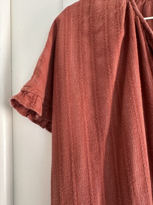 Vestido Anne Weyburn, cor de tijolo, 44, folhos na saia, forro
