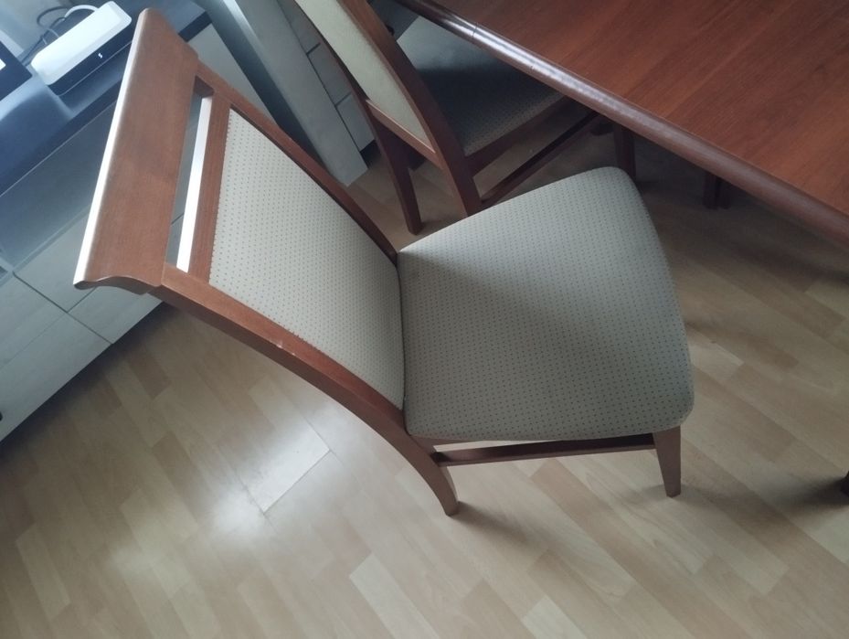 Stół z krzesłami