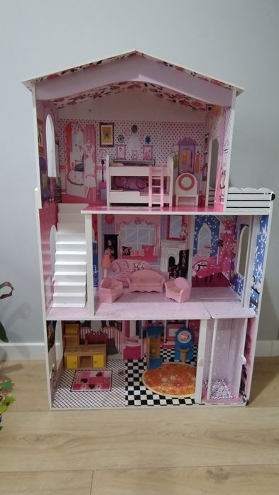 Drewniany domek dla lalek Barbie