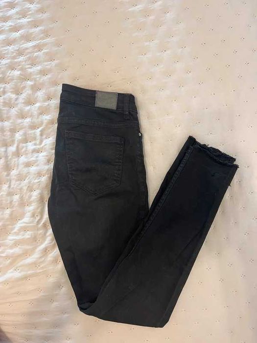 Czarne spodnie rurki Zara