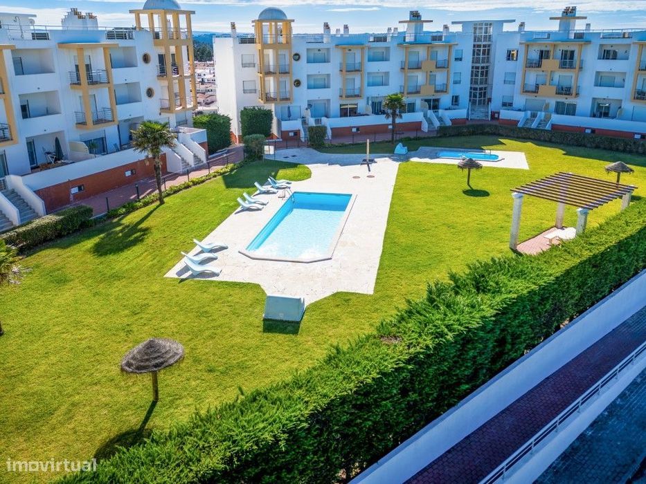Apart. T3 com garagem fechada em condomínio com piscinas e jardim n...