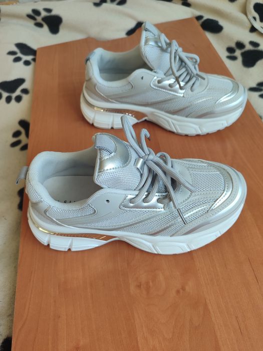 Нові срібні кросівки