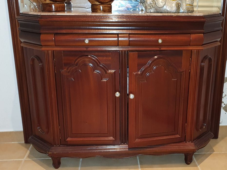 Vendo mural/sapateira em mogno com pedra mármore a bom preço