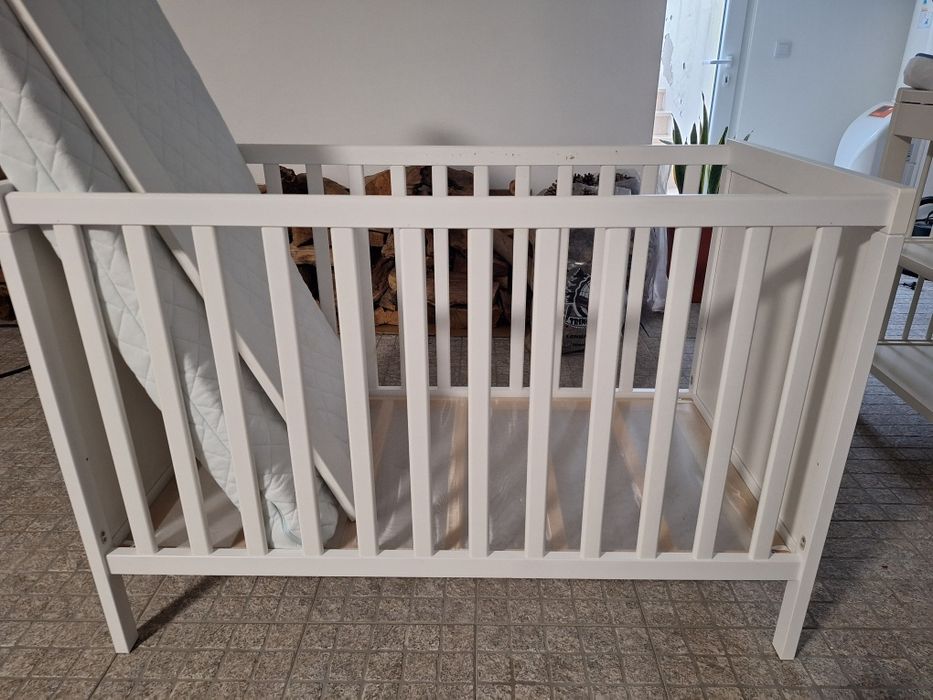 Cama e trocador IKEA