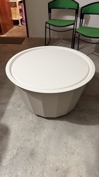 Cadeiroes de exterior e mesa com arrumacao