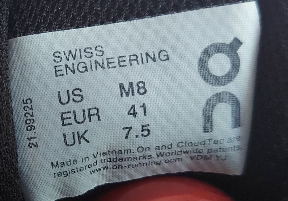 Кроссовки Swiss engineering On-running Cloudflyer оригінал 


Розмір п