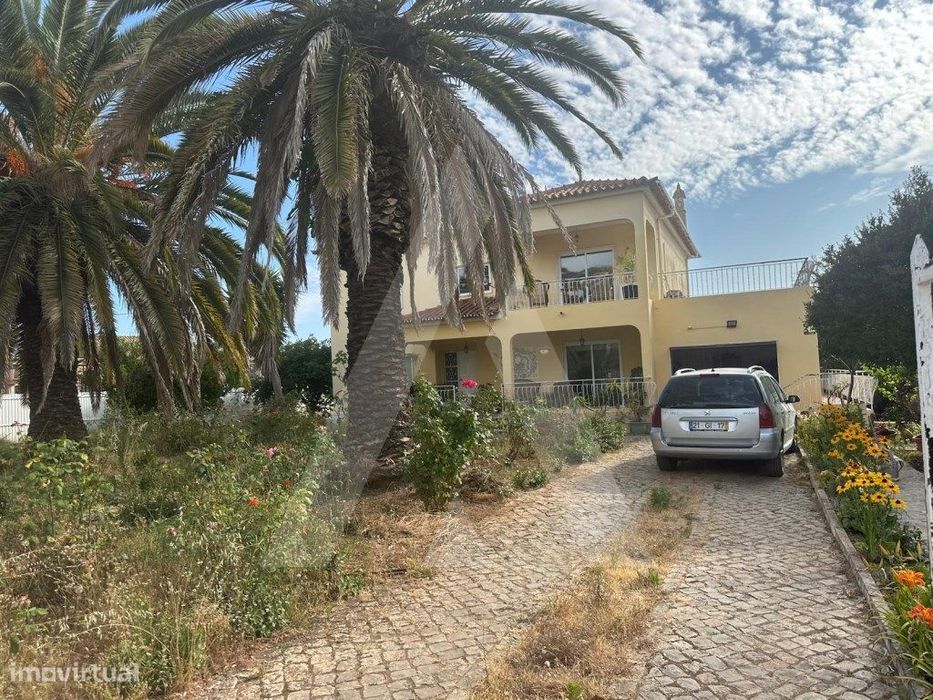 Charmosa moradia isolada com cerca de 2.280m2 de terreno, localizad...