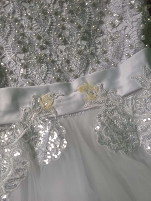 Біле плаття для дівчинки разом з віночком