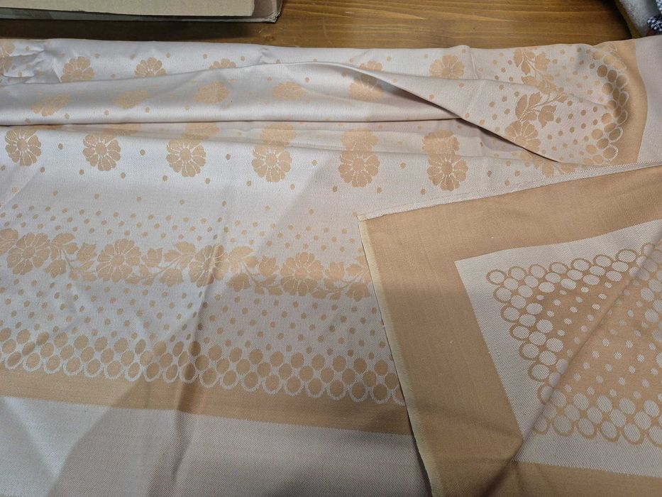 Obrus w kolorach beżu