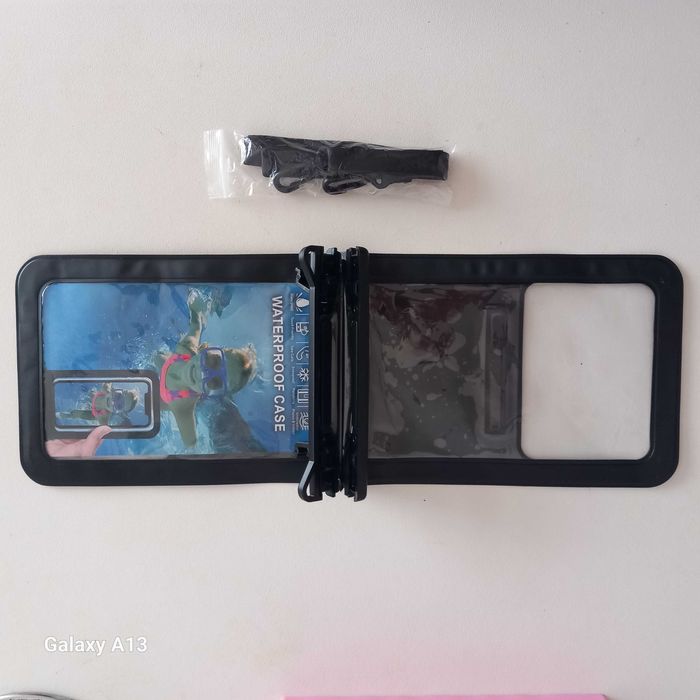 Bolsa plástica para telemóvel   ou ‘‘tablet’ de mulher