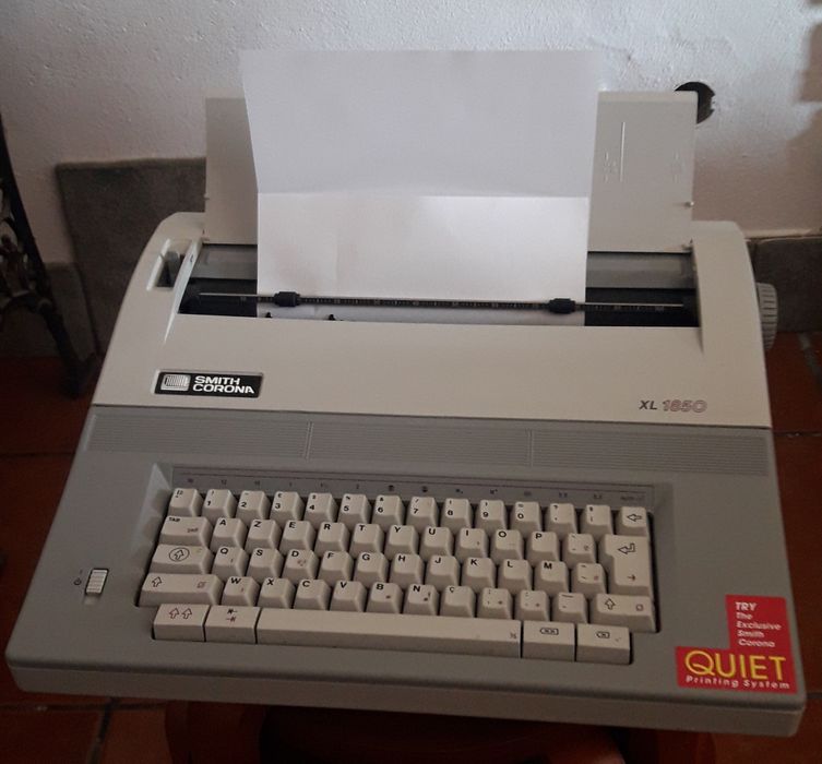 Máquina de escrever eléctrica Smith Corona XL 1850