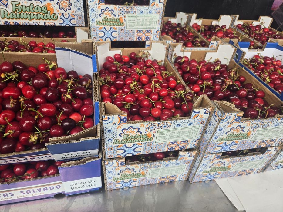 Caixas de cerejas deliciosas para entregas
