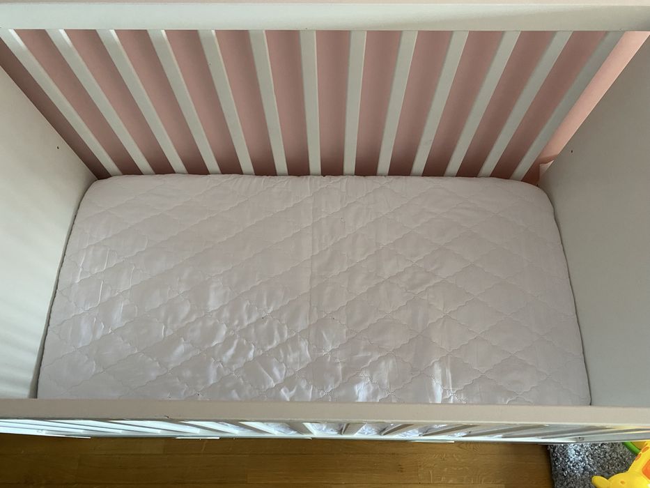 Berço branco com colchão e gavetas - Como novo!
