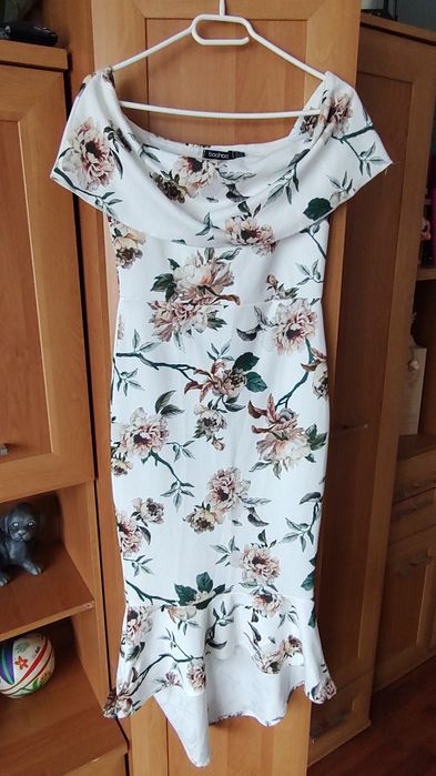 Sukienka midi w kwiaty Boohoo M