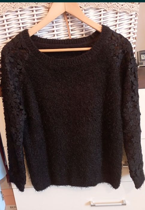 Czarny sweter włochacz