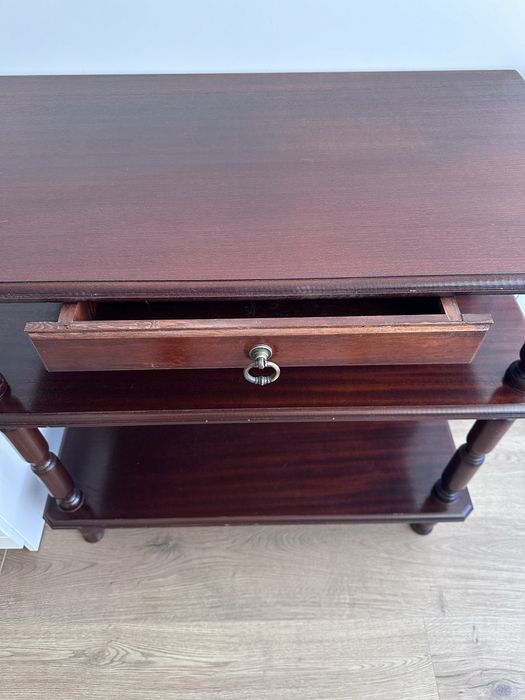 Móvel de apoio em mogno