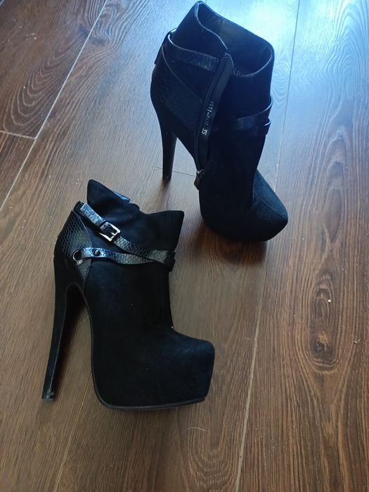 Туфлі, босоніжки