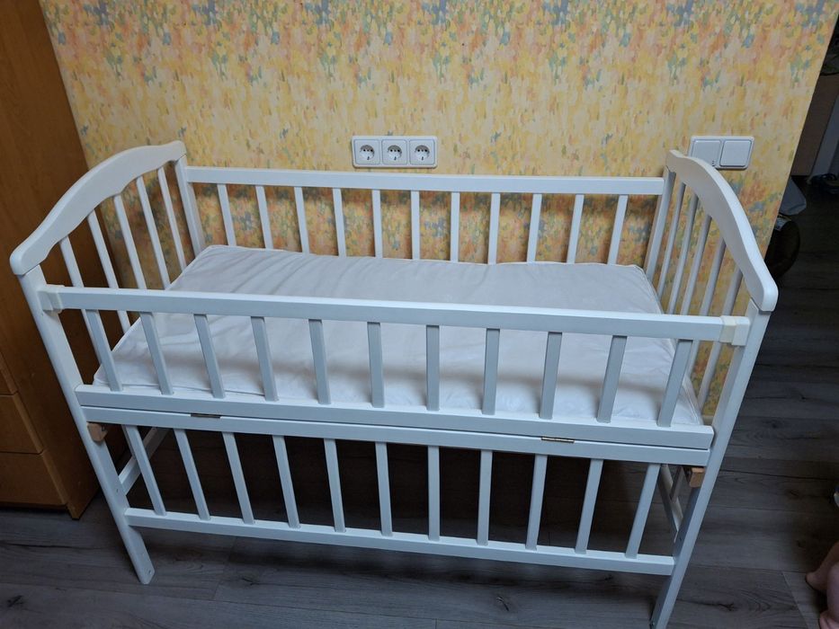 Дитяче ліжечко кроватка з маятником