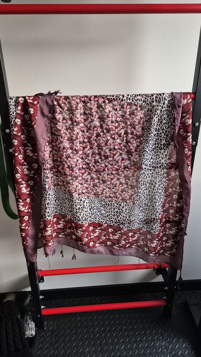 Chusta bordowa kwiaty duża lekka