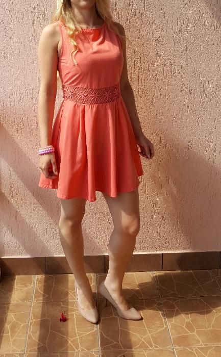 Koralowa sukienka z koronkowym pasem wstawką łososiowa koronka